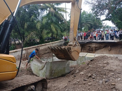 Amblas, Mobil dan Truk Belum Bisa Melintas di Jalan Riau-Sumbar